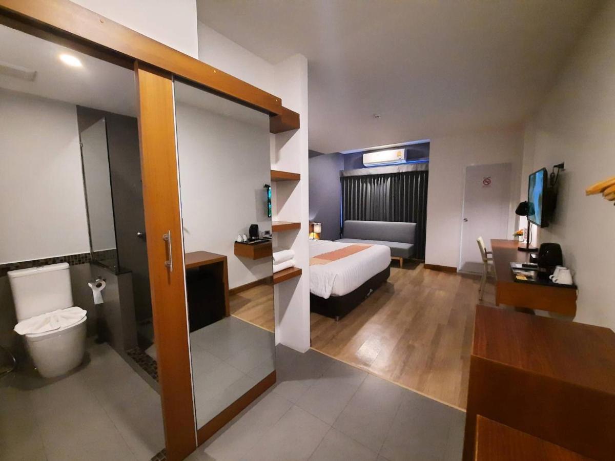 Comet Hotel Surat Thani Exterior photo