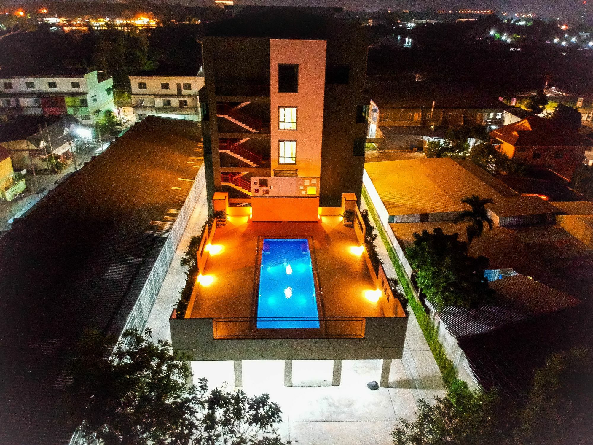 Comet Hotel Surat Thani Exterior photo